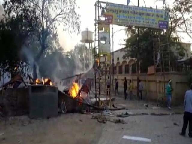 नेशनल रिपोर्टर : मथुरा में जवाहर बाग खाली करवाने को लेकर बवाल, पुलिसकर्मी की मौत