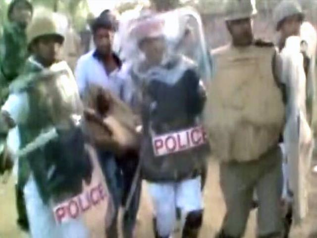 मथुरा : अतिक्रमण हटाने गई पुलिस पर फायरिंग, दो पुलिसवालों समेत 21 की मौत