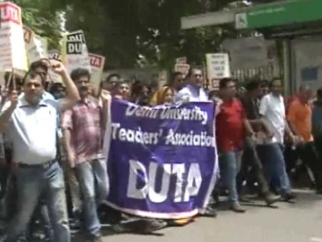 UGC की नई अधिसूचना का शिक्षकों ने किया विरोध