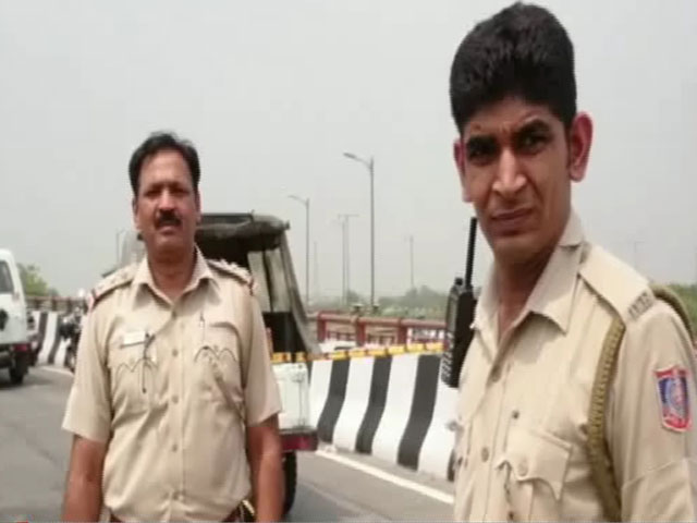 दिल्ली के दरियागंज में चेन खींचने की वारदात, बदमाशों ने पुलिस को गोली मारी