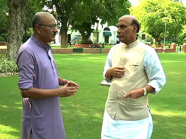 गृह मंत्री को कम बोलना चाहिए : 'चलते-चलते' में बोले राजनाथ सिंह