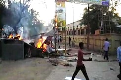 मथुरा हिंसा : जवाहर बाग इलाके के तलाशी अभियान में जुटी पुलिस मथुरा हिंसा : जवाहर बाग इलाके के तलाशी अभियान में जुटी पुलिस