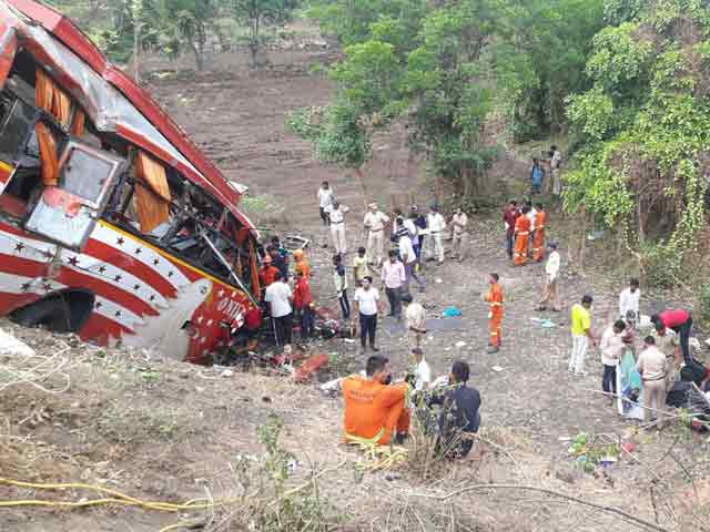 मुंबई-पुणे एक्सप्रेस वे पर बस ने दो कारों को मारी टक्कर, 17 लोगों की मौत