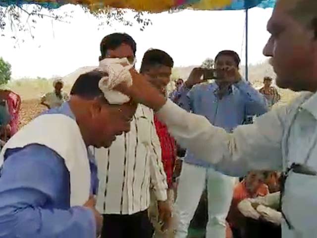 एमपी गजब है! जंगलों की महिमा बताने के लिए मंत्री ने अपने गंजे सिर पर डलवाया पानी