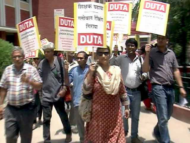 प्राइम टाइम इंट्रो : विश्वविद्यालय में शिक्षण से जुड़े नियमों का विरोध