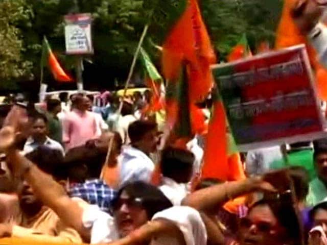 Video : Akhilesh Yadav Transfers Top Mathura Officials As BJP Turns On The Heat