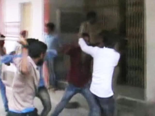 Video : पटना में छात्रों के गुट भिड़े, पुलिस का लाठीचार्ज