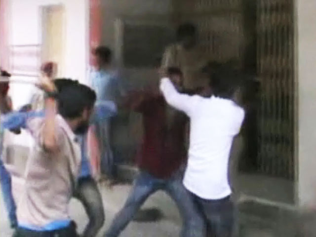 पटना में छात्रों के गुट भिड़े, पुलिस का लाठीचार्ज