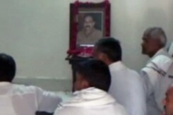 मथुरा हिंसा : मुकुल द्विवेदी के परिवार ने पूछा, 'सुरक्षाकर्मियों पर कार्रवाई क्यों नहीं' मथुरा हिंसा : मुकुल द्विवेदी के परिवार ने पूछा, 'सुरक्षाकर्मियों पर कार्रवाई क्यों नहीं'