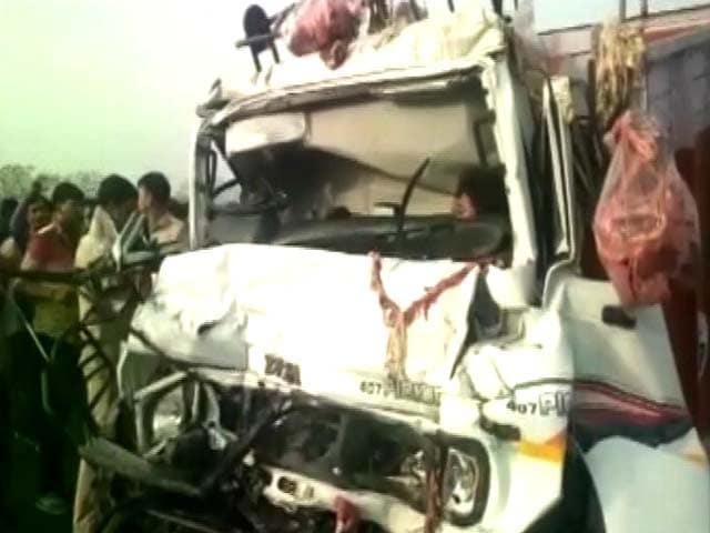 Videos : गुड़गांव एक्सप्रेसवे पर हादसा : मिनी ट्रक को टक्कर, दो लोगों की मौत