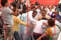 दिल्ली : एमसीडी सत्र में हंगामा, आप के पार्षद की पिटाई दिल्ली : एमसीडी सत्र में हंगामा, आप के पार्षद की पिटाई