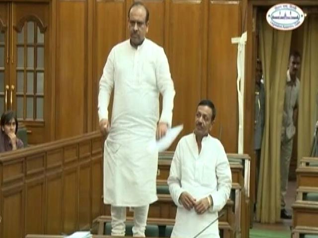 दिल्ली विधानसभा में टेबल पर चढ़ गए बीजेपी विधायक विजेंद्र गुप्ता