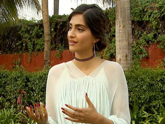 किसी भी क्षेत्र में महिलाओं से बराबरी का बर्ताव नहीं होता : सोनम