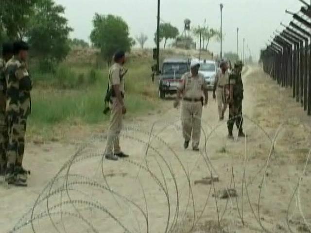 Video : पंजाब : बीएसएफ ने दो पाकिस्तानी घुसपैठिए तस्कर मार गिराए, एक जिंदा पकड़ा