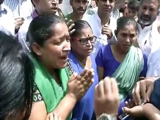 Video : दिल्ली : अस्पताल के सफाई कर्मचारियों ने सीएम केजरीवाल का किया घेराव