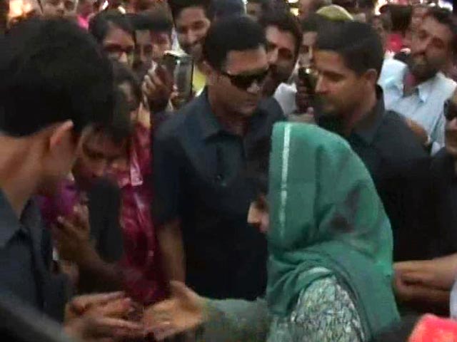 Mehbooba Mufti Visits Kheer Bhawani Mela, Meets Kashmiri Pandits