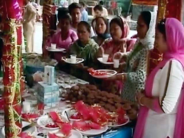 खीर भवानी में लगा कश्मीरी पंडितों का मेला, महबूबा ने दिया घर वापसी का आश्वासन