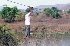 रायगढ़ : जान हथेली पर रखकर रस्से के सहारे नदी पार करते हैं बेंडसे गांव के लोग रायगढ़ : जान हथेली पर रखकर रस्से के सहारे नदी पार करते हैं बेंडसे गांव के लोग