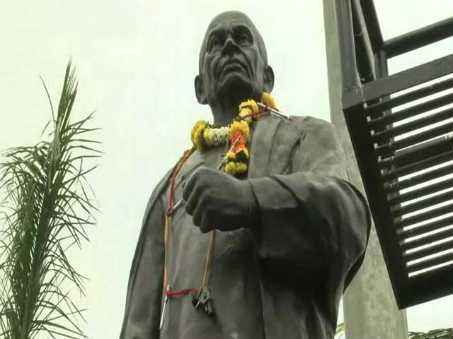 Former Top Cop Vanzara Garlands Sardar Patel's Statue With Pen, Toy Gun