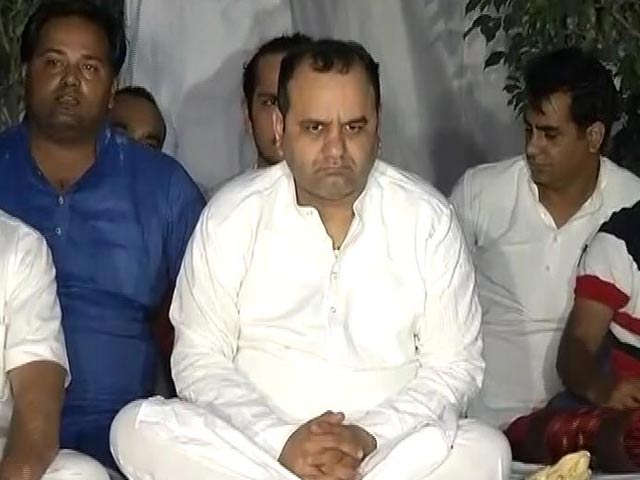 सीएम केजरीवाल के घर के बाहर भूख हड़ताल पर बैठे महेश गिरी