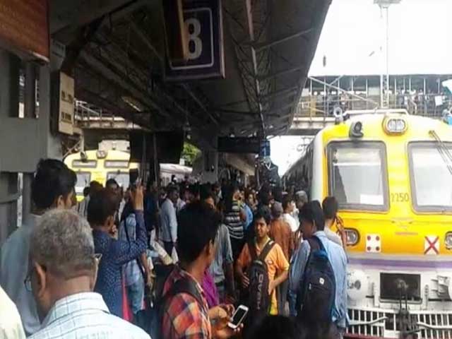 दादर में तकनीकी ख़राबी के चलते लेट हुई मुंबई लोकल