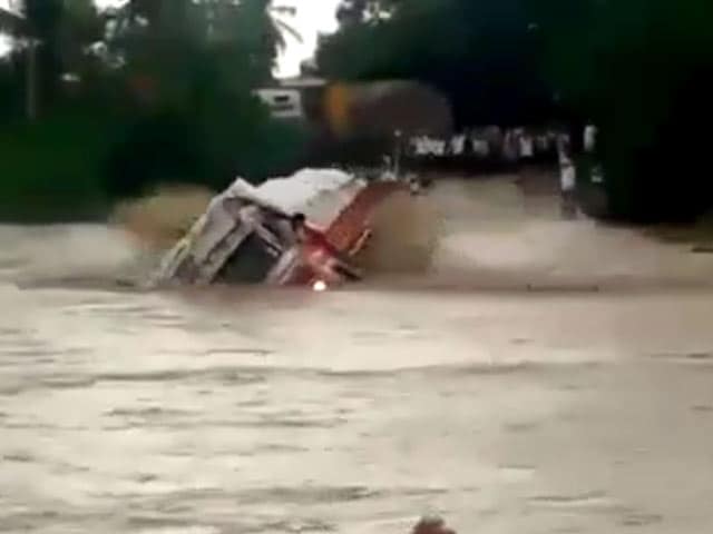 Video : कैमरे में कैद : पुल से गिरकर उफनती नदी में समाया ट्रक, ड्राइवर और क्लीनर को बचाया गया