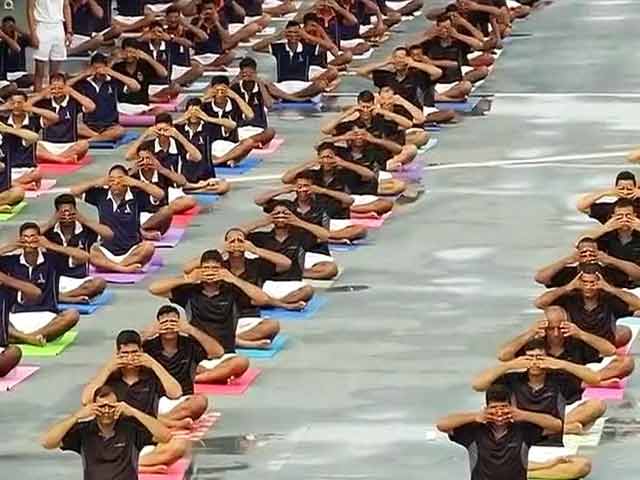 INS विराट पर नौसैनिकों ने किया योग अभ्यास