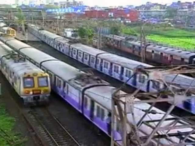 Video : मुंबई में रेल सेवाएं सामान्य