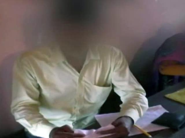 Videos : बिहार में अब टीचर भी नकल करते दिखाई दिए, कैमरे में कैद हुईं तस्वीरें