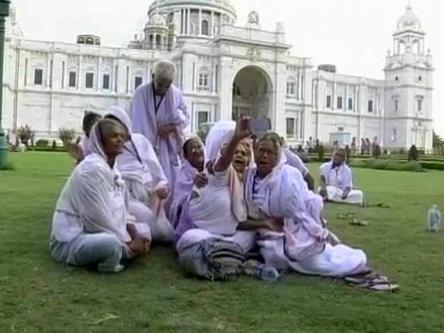 विश्व विधवा दिवस : वृंदावन की इन विधवाओं के लिए ख़ास रहा ये दिन