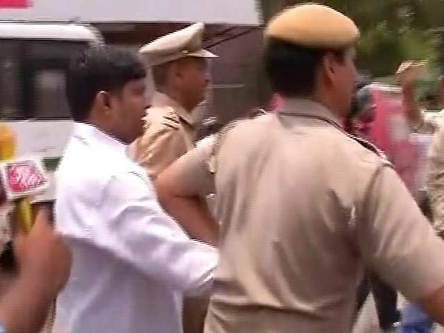 Videos : AAP MLA दिनेश मोहनिया को प्रेस कॉन्फ्रेंस के बीच से ले गई दिल्ली पुलिस