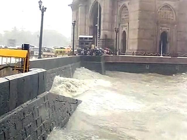 मुंबई में हाई टाइड देखने के लिए उमड़े सैलानी