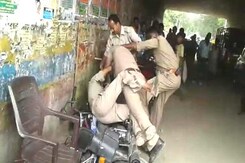 लखनऊ में अवैध वसूली के पैसों के बंटवारे को लेकर बीच सड़क पर भिड़े पुलिसवाले लखनऊ में अवैध वसूली के पैसों के बंटवारे को लेकर बीच सड़क पर भिड़े पुलिसवाले