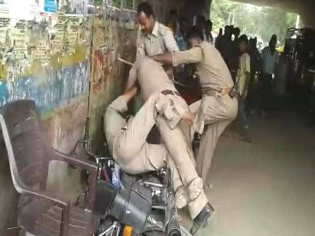 Video : Caught on Camera: Lucknow Policemen Brawl In Public, Allegedly Over Bribe