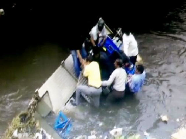 जब गंदे नाले में गिर पड़े पणजी के मेयर