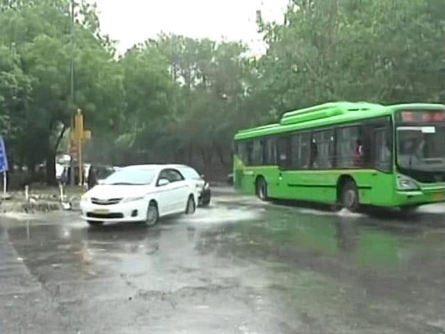 Video : Overnight Rain Brings Down Temperature In Delhi