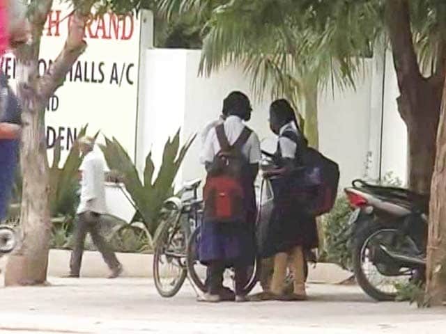 Xxx School 10 Sal - Alleged Sex Offender Terrorises Hyderabad Colony, Cops Wait For Complaint