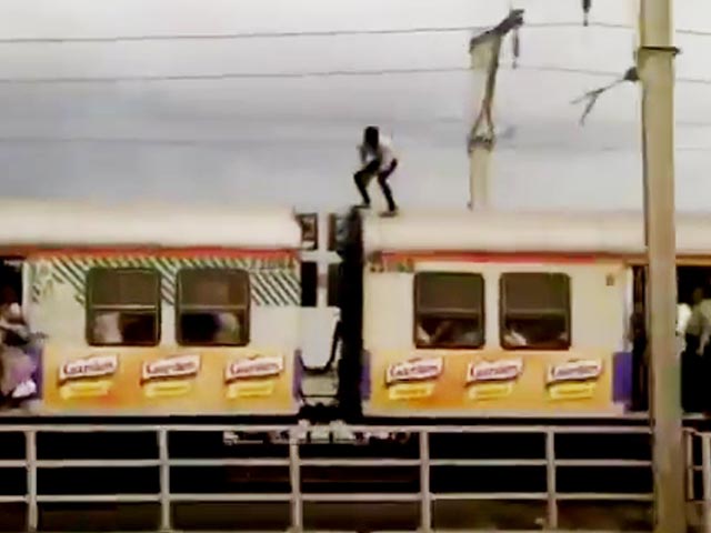 वायरल वीडियो : चलती ट्रेन की छत पर स्टंट करने वाले की तलाश में जुटी है मुंबई पुलिस