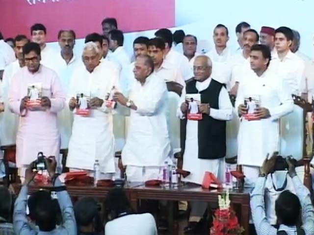 मंच पर मुलायम परिवार में दिखी एकता...