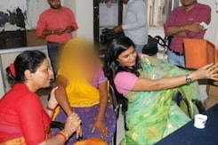 रेप पीड़िता के साथ सेल्फी लेने पर घिरी राजस्थान महिला आयोग की सदस्य ने दिया इस्तीफ़ा रेप पीड़िता के साथ सेल्फी लेने पर घिरी राजस्थान महिला आयोग की सदस्य ने दिया इस्तीफ़ा