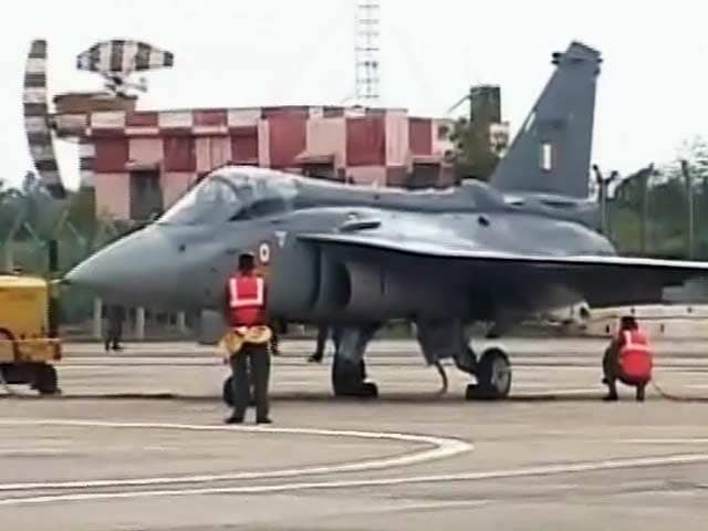Video : भारतीय वायुसेना में शामिल  हुआ देश में निर्मित तेजस लड़ाकू विमान