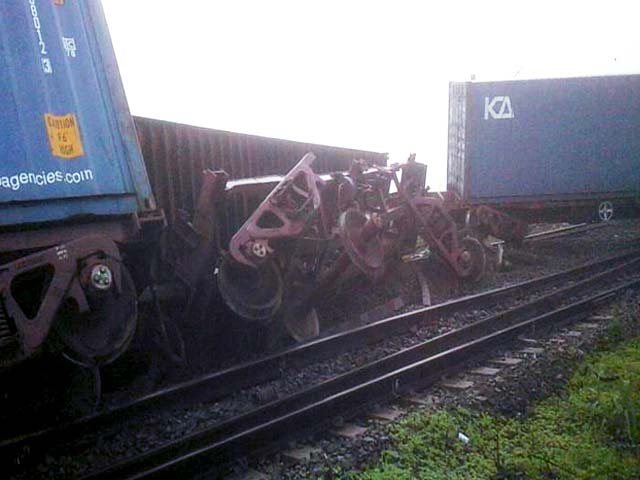 महाराष्ट्र : दहानु के पास मालगाड़ी के 11 डिब्बे पटरी से उतरे, कई ट्रेनें रद्द