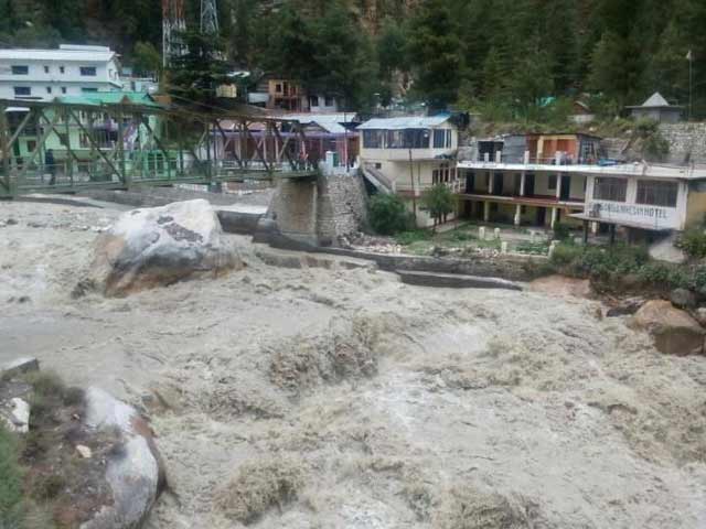 गोमुख ग्लेशियर का एक टुकड़ा टूटकर भागीरथी नदी में गिरा