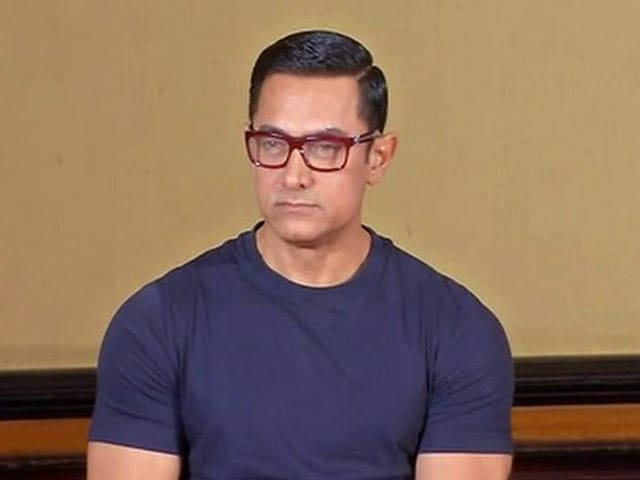 Video : आमिर खान ने खुद को 'वेटर' बताने के बाद मांगी माफी