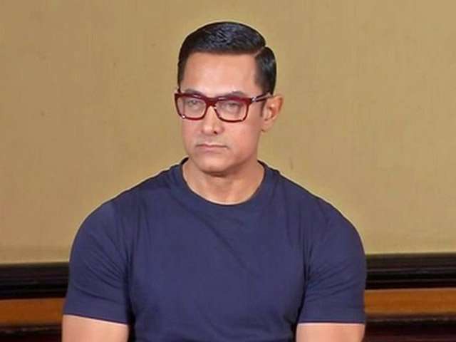 आमिर खान ने खुद को 'वेटर' बताने के बाद मांगी माफी