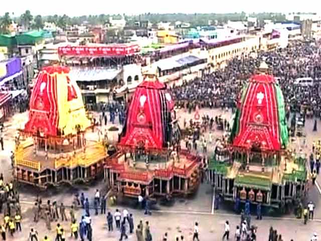 पुरी में धुमधाम से शुरू हुई रथयात्रा, लाखों लोग हो रहे शामिल