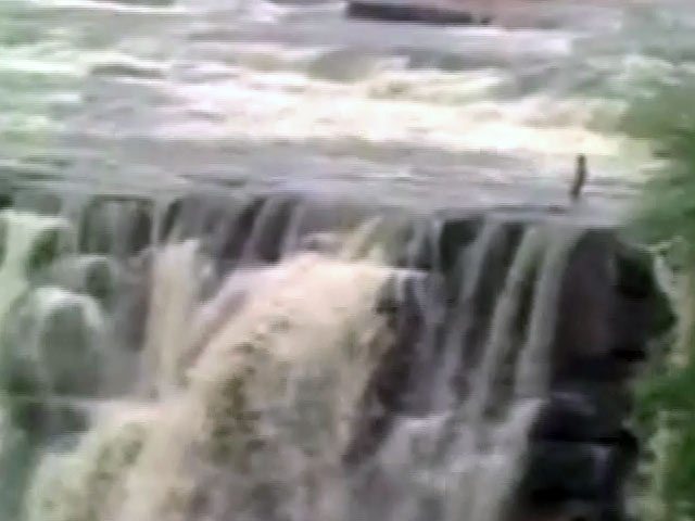 MP: रीवा में वॉटर फ़ॉल में फंसी ज़िंदगी, एक की डूबने से हो गई मौत