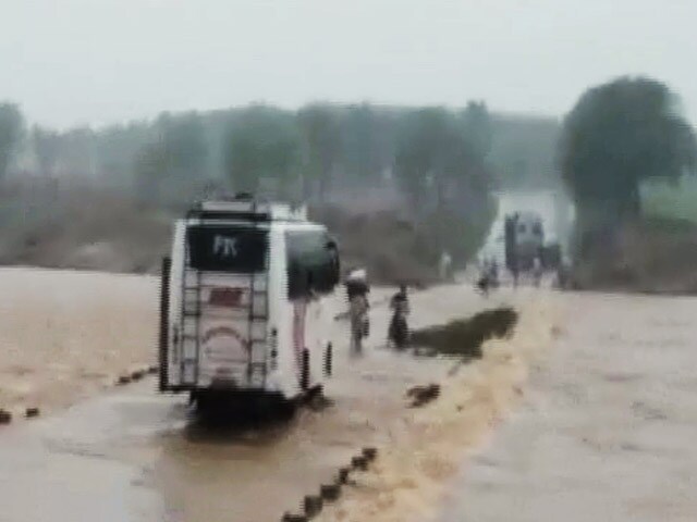 Videos : मध्‍य प्रदेश में बारिश में बहे करोड़ों के बांध, कई गांवों में बाढ़ जैसे हालात