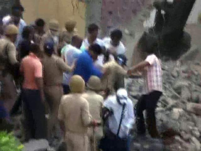 मेरठ: अवैध निर्माण ढहाते समय इमारत गिरी, 4 की मौत