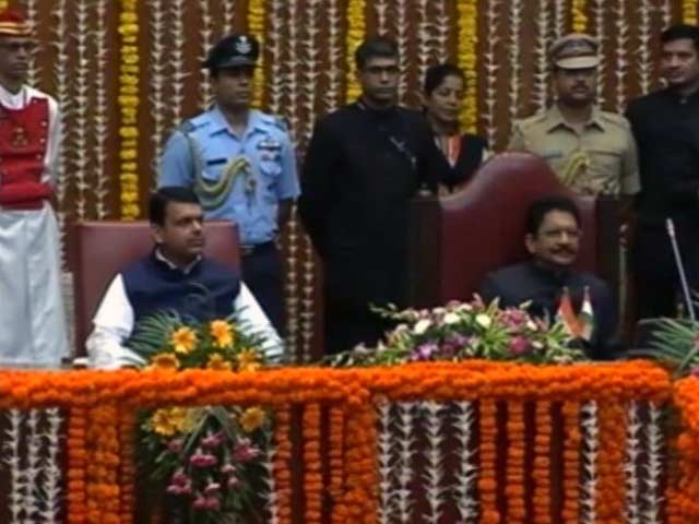 विपक्ष का आरोप : महाराष्ट्र कैबिनेट के पांच मंत्री दागदार, हटाए जाने की मांग